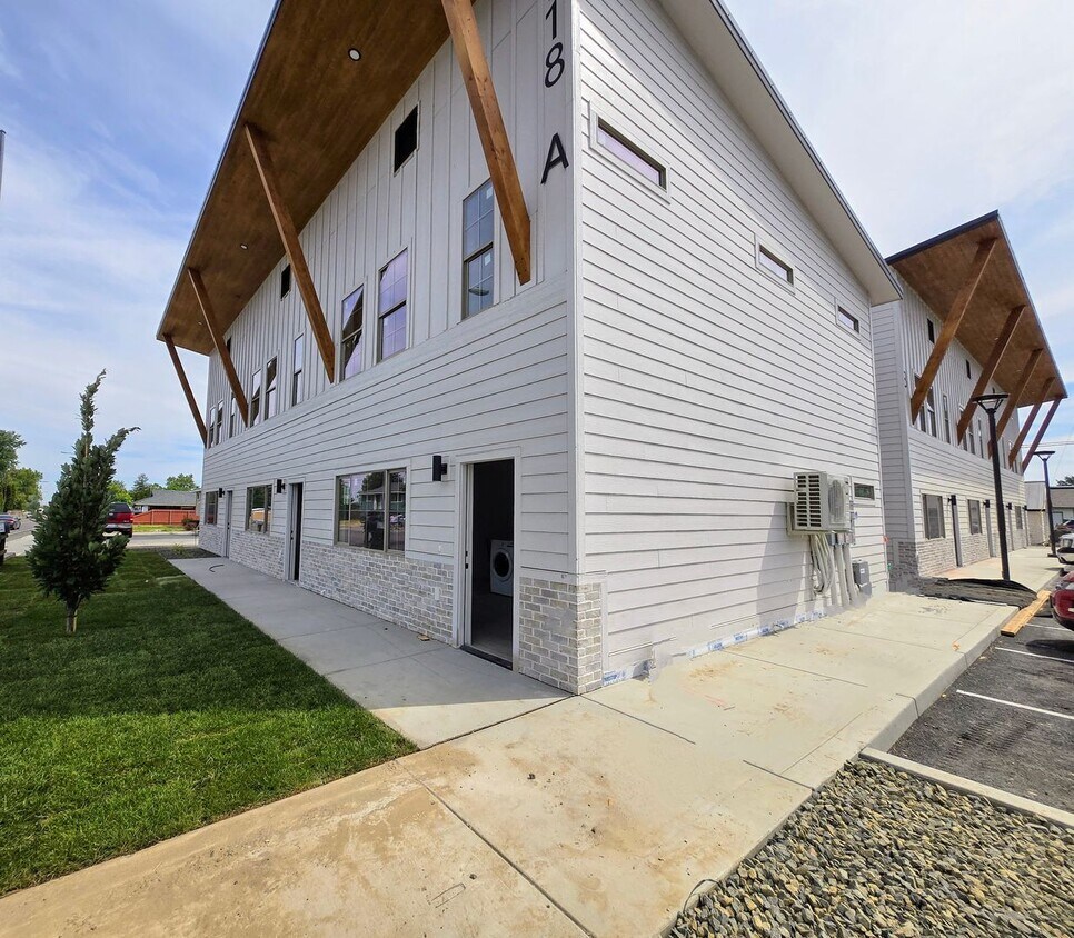 Foto principal - Now Leasing! Brand-New 3 Bed, 2.5 Bath Tow...
