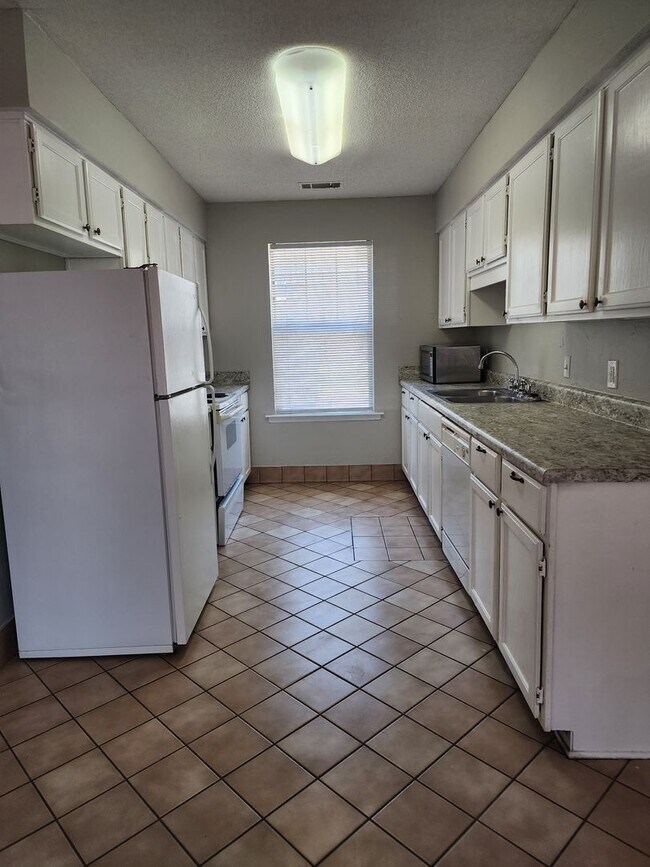 Foto del edificio - 3 bedroom, 2 bath Norwood home with new HVAC, new roof and fenced in backyard.