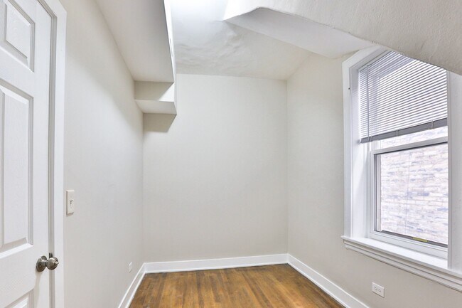 Foto del edificio - Bucktown 2bed/1bath...NEXT TO THE 606 TRAIL!  In-Unit Laundry & Central Air!