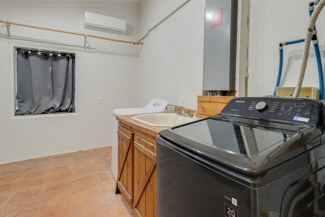 Foto del edificio - 1063 S Big Bear Rd