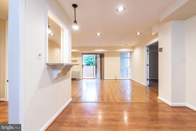 Foto del edificio - 7400 Lakeview Dr