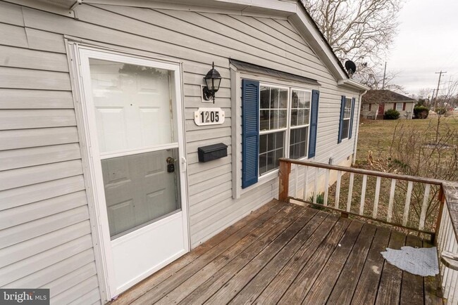 Building Photo - 1205 W 6th St