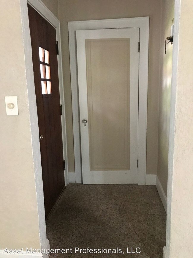 Building Photo - 946 Poly Dr