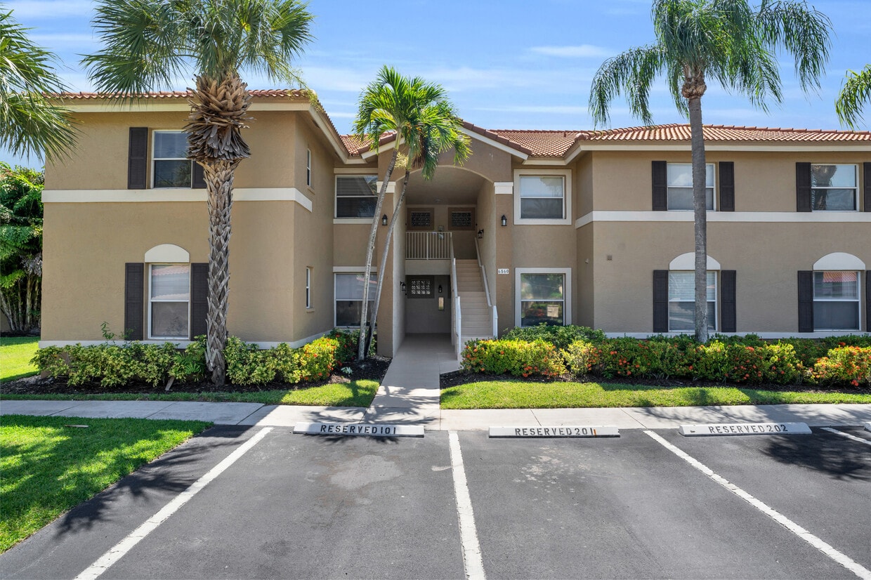 6560 Huntington Lakes Cir, Naples, FL 34119 Townhome Rentals in Naples FL