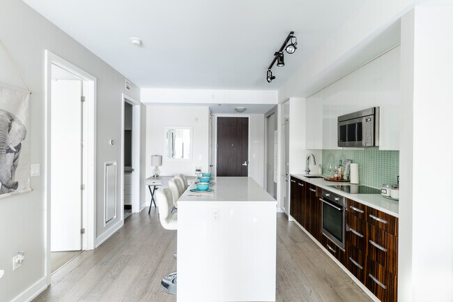 Building Photo - 111 Champagne Av S