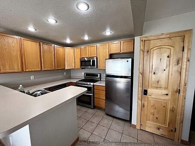Foto del edificio - 592 Meadow Wood Cir