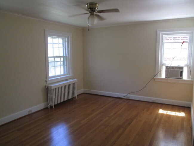 Foto del edificio - -- AVAILABLE JULY 17TH -- 3 BR / 1 BA Bric...