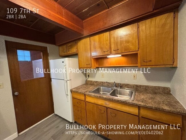 Building Photo - 109 7th St