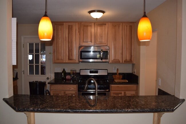 Building Photo - Updated and Spacious Layout in Convenient ...