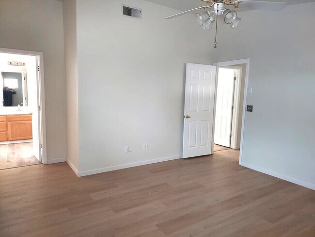Foto del edificio - The 3-Bd , 2-Bth home is freshly renovated with new paint