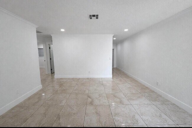 Foto del edificio - 734 Neil Rd