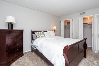 2BR, 1BA - 950 SF - Bedroom - Lexington Square