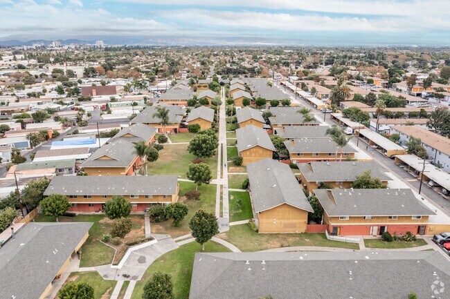 Foto aérea - 631 S Fairview St