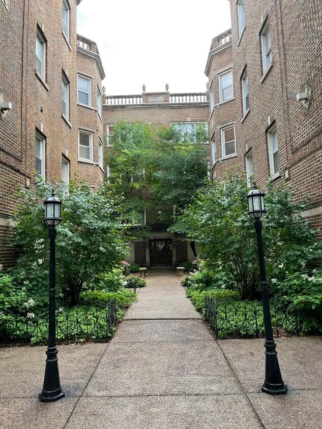 1047 W Glenlake Ave Unit 3, Chicago, IL 60660 Condo for Rent in