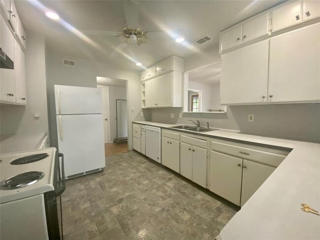 Building Photo - 1609 W 11th St