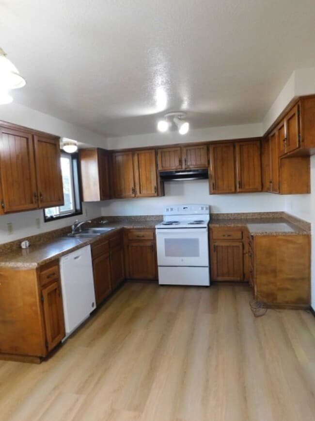 Building Photo - 3Bd/2Ba Single Story House - For viewing!