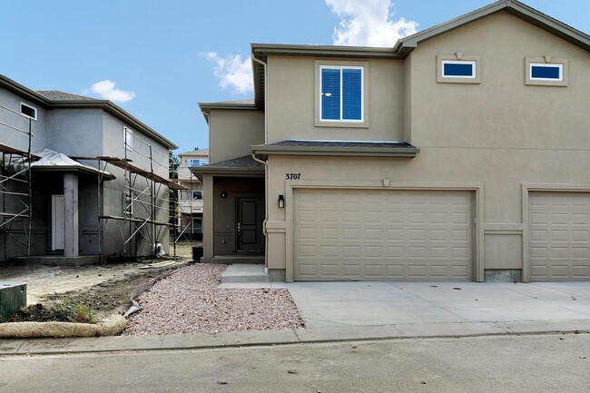 Building Photo - Conveniently Located 3-Bedroom Townhome Cl...