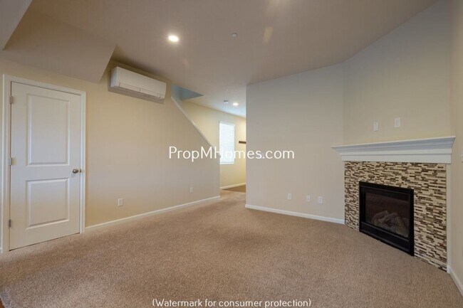 Building Photo - Lovely Three Bedroom Townhome In Happy Valley - End Unit!