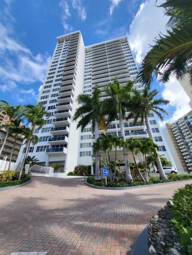 Building Photo - 3140 S Ocean Dr