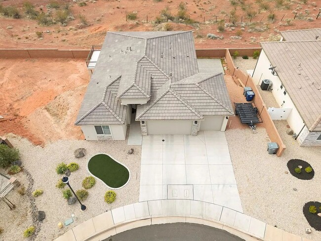 Building Photo - 3 Bedroom Furnished Home! Short term lease!! Available from May 1st - October 31st!