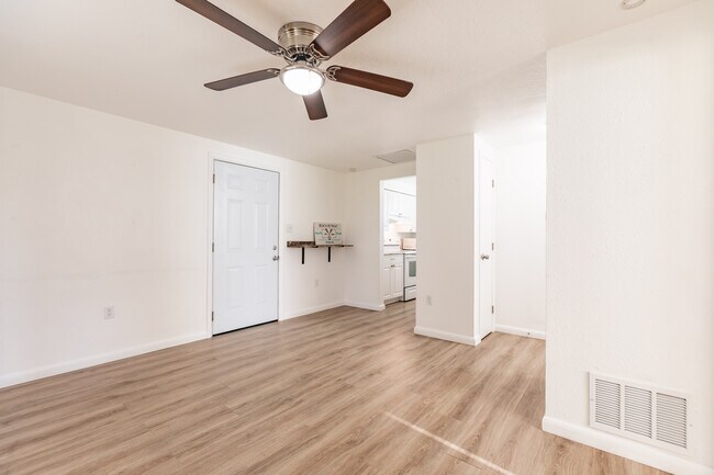 Foto del edificio - 1611 Florence Ave