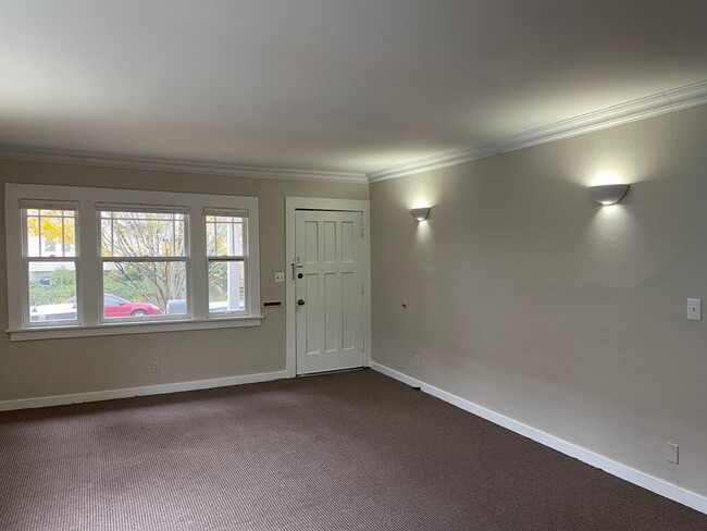 Building Photo - Five bedroom plus office near Green Lake w...