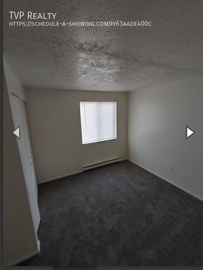 Building Photo - 1454 W River Rd N