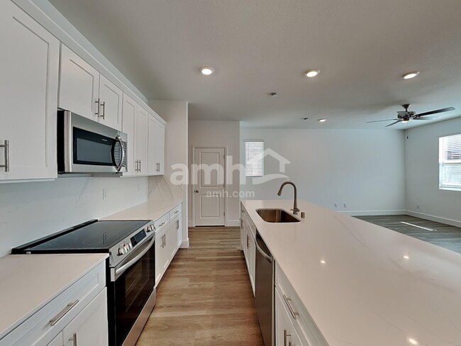 Building Photo - 5840 Vaes Dothrak St