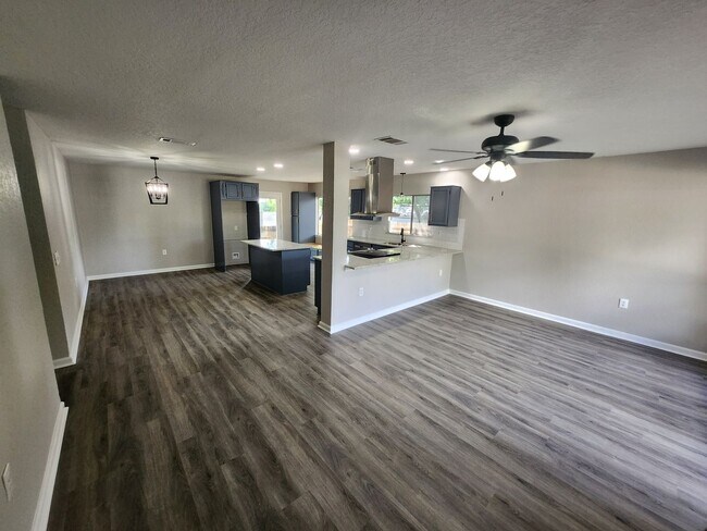 Foto del edificio - Move in ready. Fully remodeled