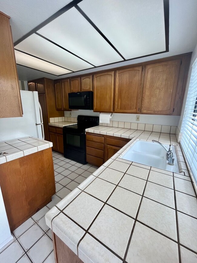 Building Photo - HUGE 2BD/2BA CLAIREMONT CONDO W/ 2 CAR GARAGE - ONLY $3,495/MONTH