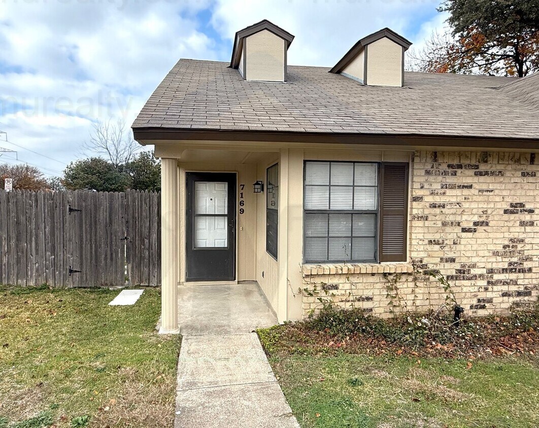 AVAILABLE NOW!!! Half Duplex 2 bed 1 bath in Dallas - AVAILABLE NOW!!! Half Duplex 2 bed 1 bath in Dallas