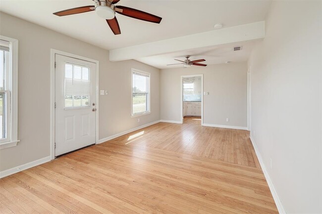 Building Photo - 127 Daisy Ln