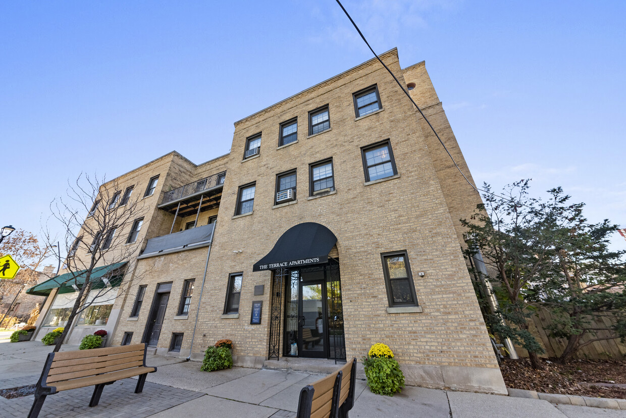 Primary Photo - 447 Roger Williams Ave