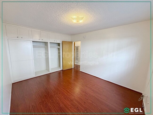 Building Photo - 1755 N Kenmore Ave