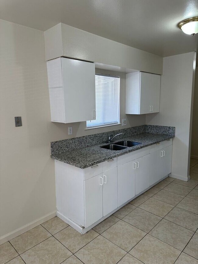 Foto del edificio - 3 Bedroom 1 Bathroom Duplex