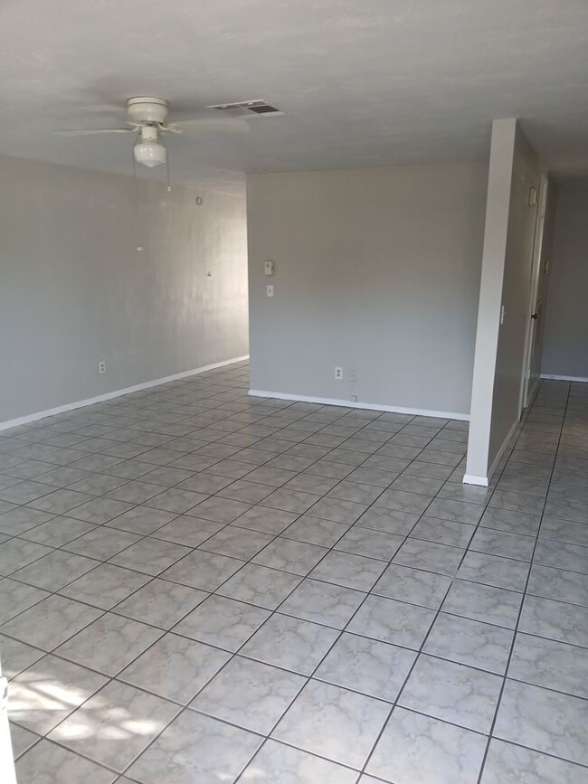Building Photo - Updated 2 Bed / 2 Bath Home for Rent – Nea...