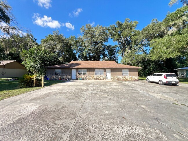 Foto del edificio - Charming Renovated 2 Bedroom, 1 Bathroom Home in Prime Ocala Location! Lawn Care Included!!