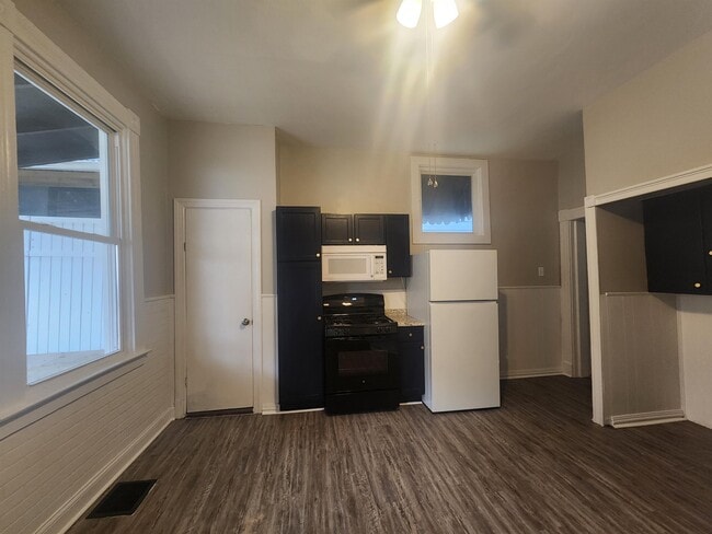 Building Photo - 1019 John St