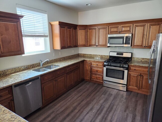 Building Photo - PRICE IMPROVEMENT_Turn Key End Unit Townho...