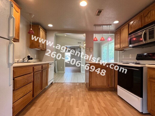 Building Photo - 3 Bedroom House