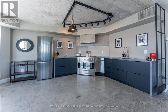 Building Photo - 340 Watson St W