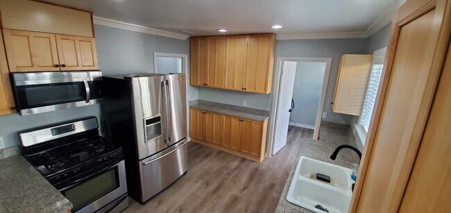 Building Photo - 5223 Live Oak View Ave