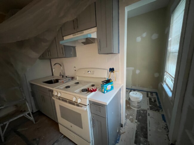 Building Photo - 644 Brooks St