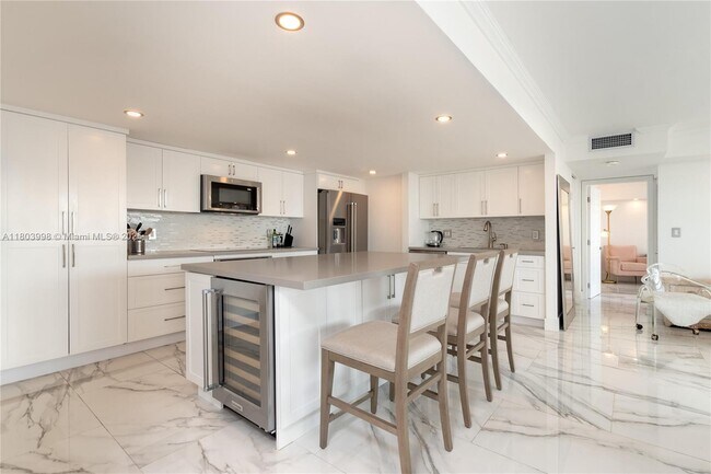 Building Photo - 1450 Brickell Bay Dr