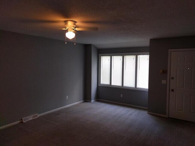 Foto del edificio - 635 Continental Blvd