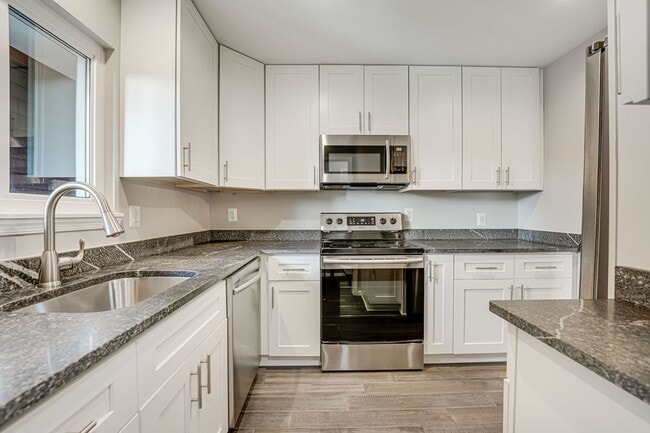 Building Photo - 2815 Lee Oaks Ct