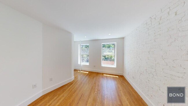 Foto del edificio - 240 W 10th St