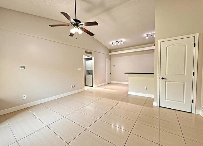 Foto del edificio - 631 Lyons Rd