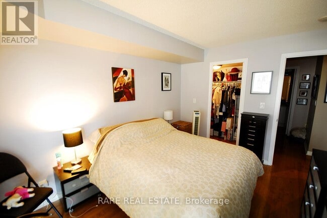 Building Photo - 736 Spadina Ave.