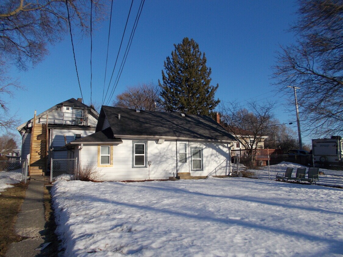 Primary Photo - 2206 Enoch Ave